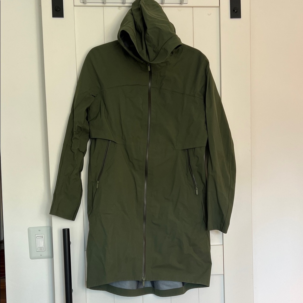 Woman lululemon rain jacket size 6 fitted Green Hooded Jacket